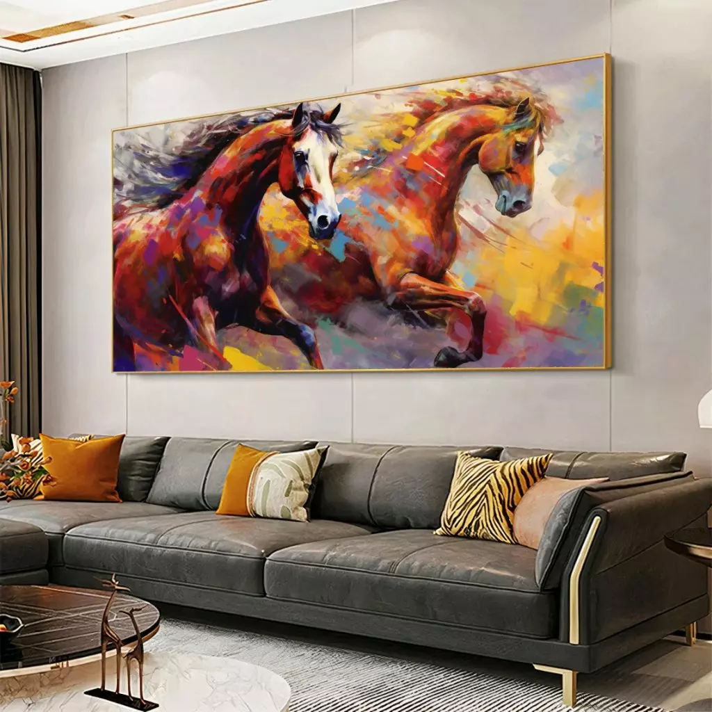 ציור קיר סוסים שועטים קדימה בדהרה צבעוני